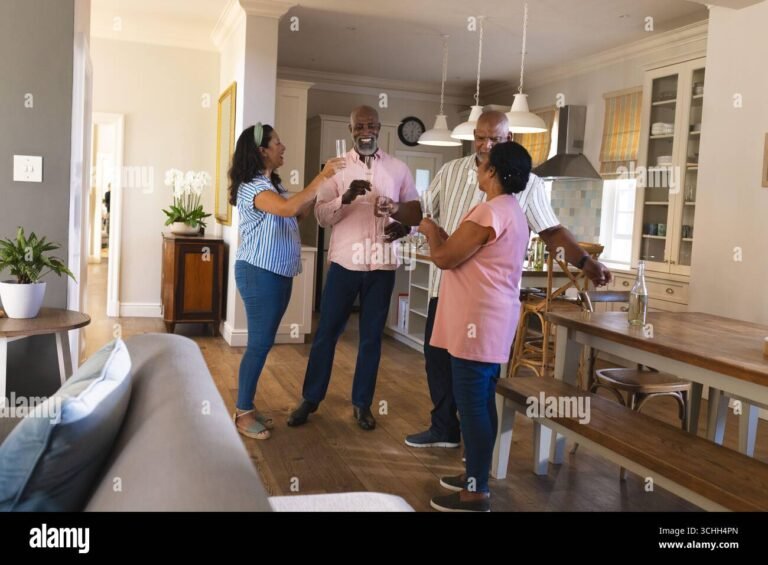 adultos mayores en residencia acogedora feliz