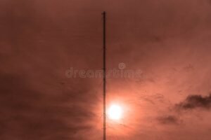 antena de radio fm al atardecer