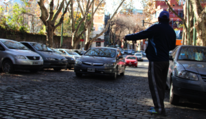 auto con multas estacionado en ciudad argentina