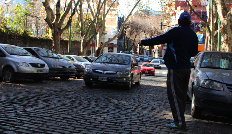 auto con multas estacionado en ciudad argentina