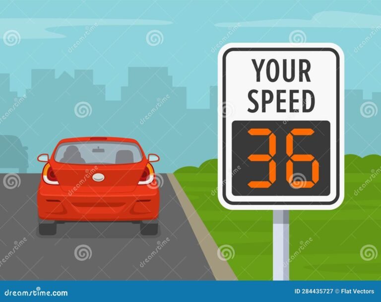 auto en carretera con senal de limite velocidad