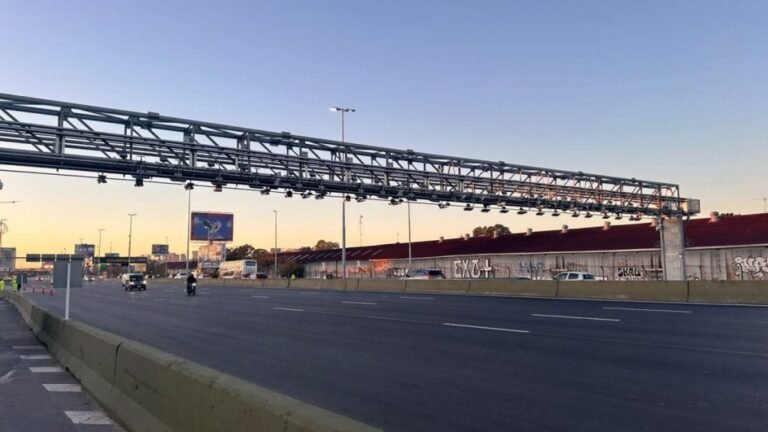 Cómo Pagar Peaje Sin Barrera y Evitar Multas en Argentina 10 auto pasando peaje electronico moderno argentina