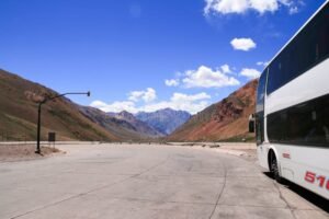 autobus moderno en ruta montanosa mendoza