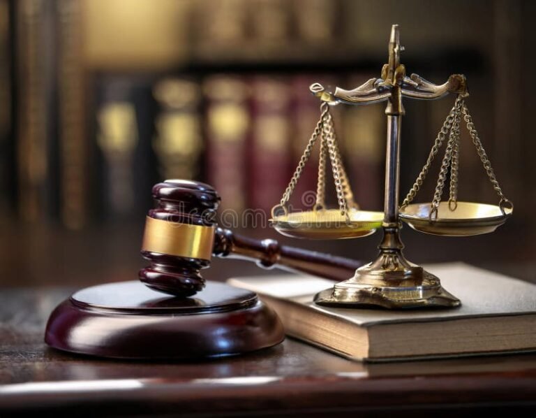 balanza de justicia sobre documentos legales