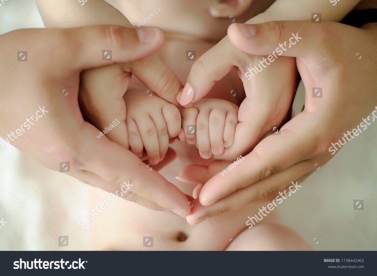 bebe con documentos y manos de padres