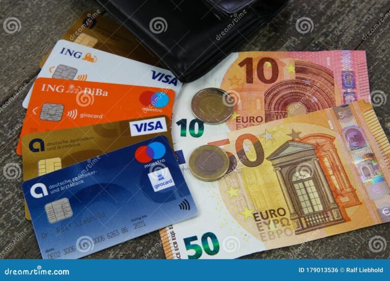 Cuántos números tiene el CBU y para qué sirve cada uno 1 billetes y tarjeta bancaria sobre mesa madera