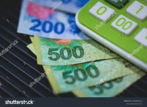 calculadora con billetes y moneda argentina