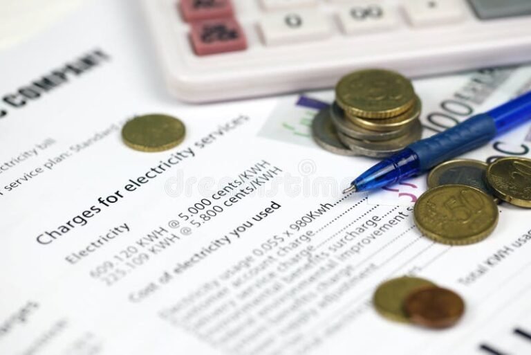 calculadora y factura con billetes y monedas