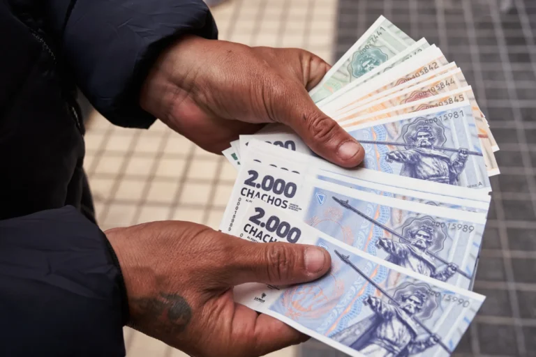 calendario con auto y dinero argentino