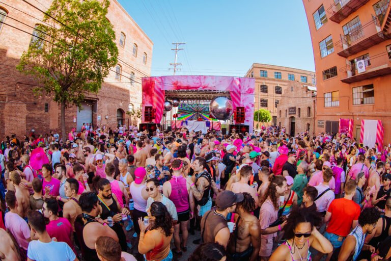 Qué actividades incluye Buenos Aires A Full para disfrutar al máximo 14 calle colorida con gente disfrutando fiesta urbana