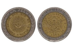 casa argentina con llave y moneda pesos