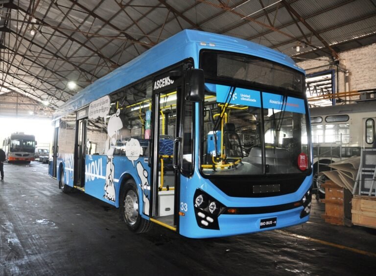 colectivo argentino urbano en ciudad moderna