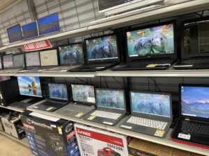 computadoras personales en tienda de tecnologia