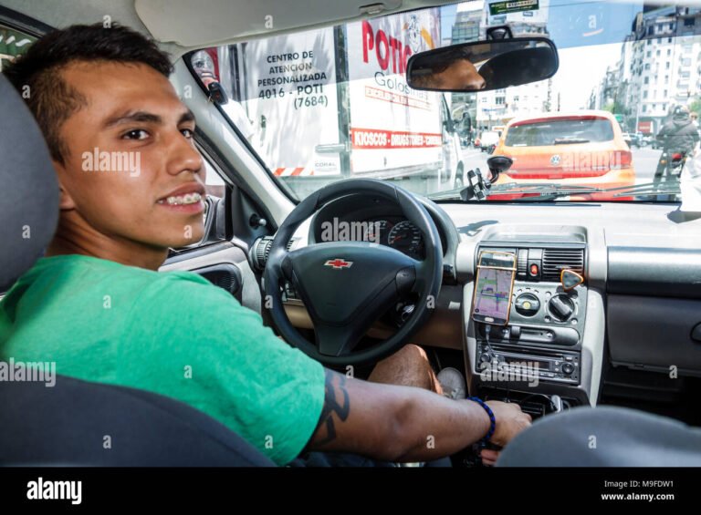 conductor conduciendo vehiculo en ciudad argentina