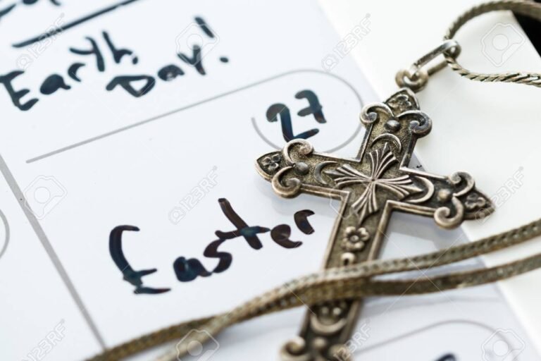 cruz y calendario con fechas religiosas