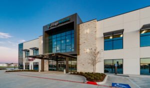 edificio corporativo moderno con logotipo medico