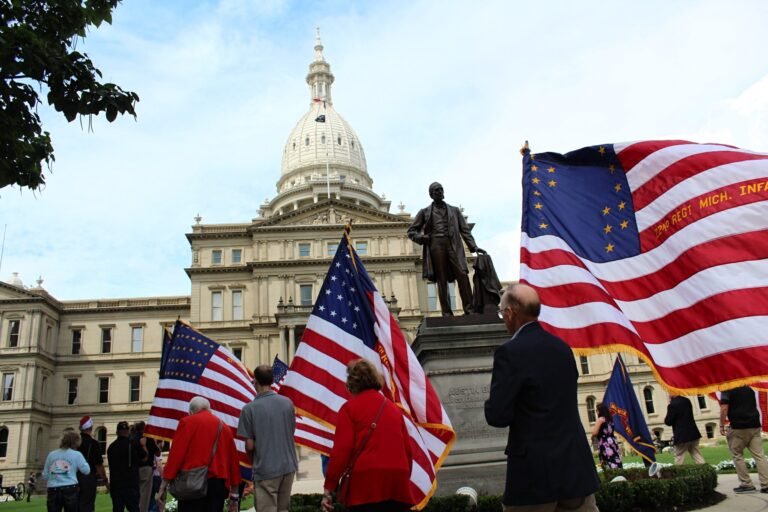 Qué es una Sociedad Anónima con Participación Estatal Mayoritaria 1 edificio gubernamental con banderas y ciudadanos