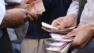 empleado publico recibiendo su salario mensual