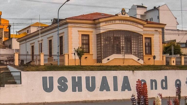 entrada principal museo del fin del mundo ushuaia