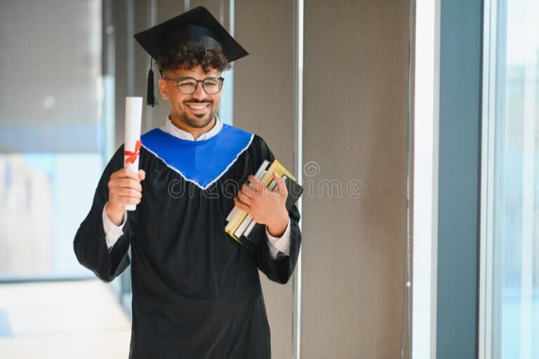 estudiante feliz con libros celebrando logro academico