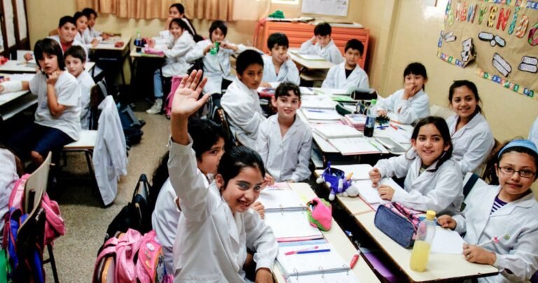 Con Cuántas Materias Previas Se Puede Pasar de Año en Argentina 5 estudiantes argentinos en aula escolar concentrados