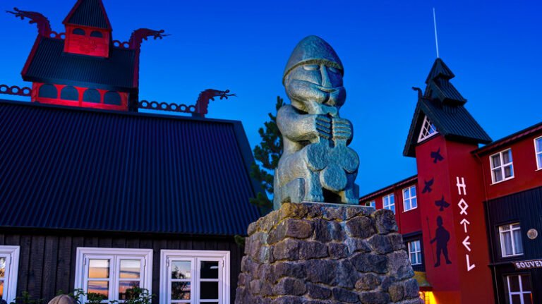 fachada de casino con tematica vikinga nocturna