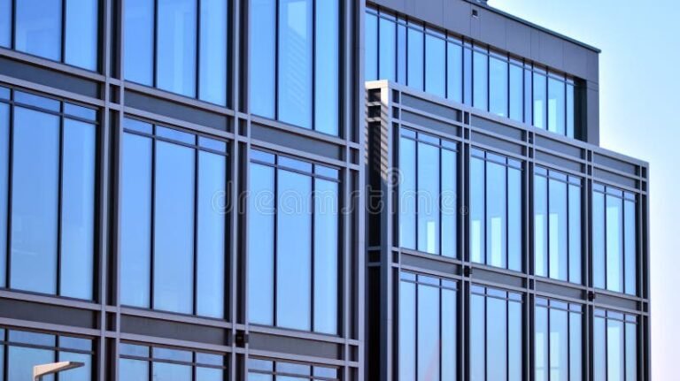 fachada moderna con paneles de vidrio transparente