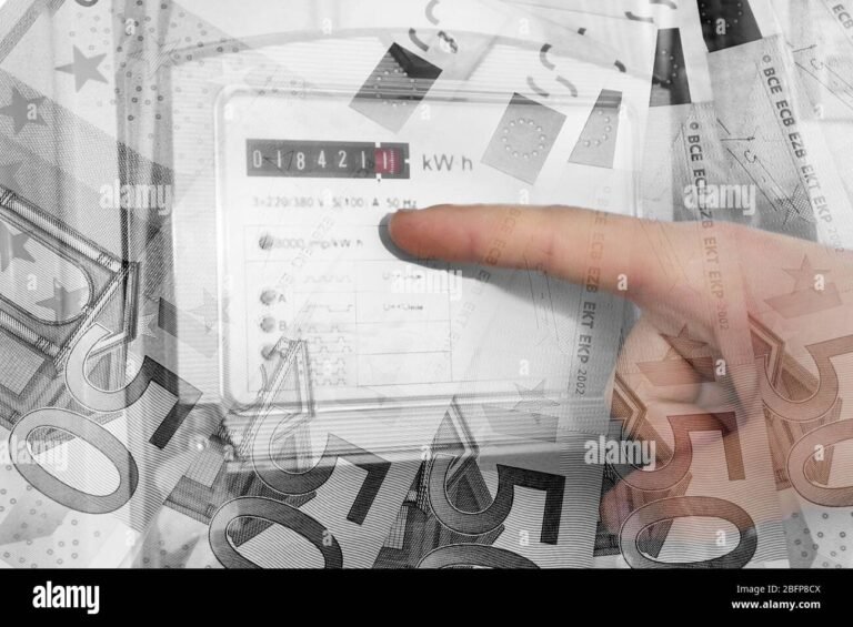 factura de electricidad con mano senalando numero