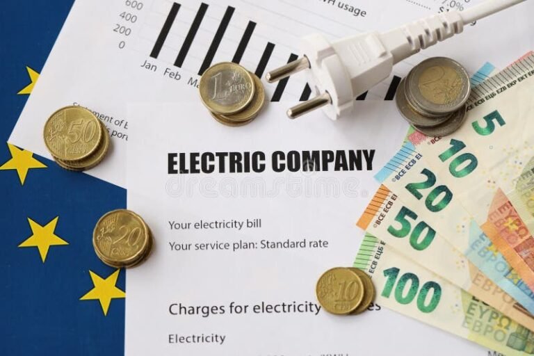 factura de energia electrica con billetes y monedas