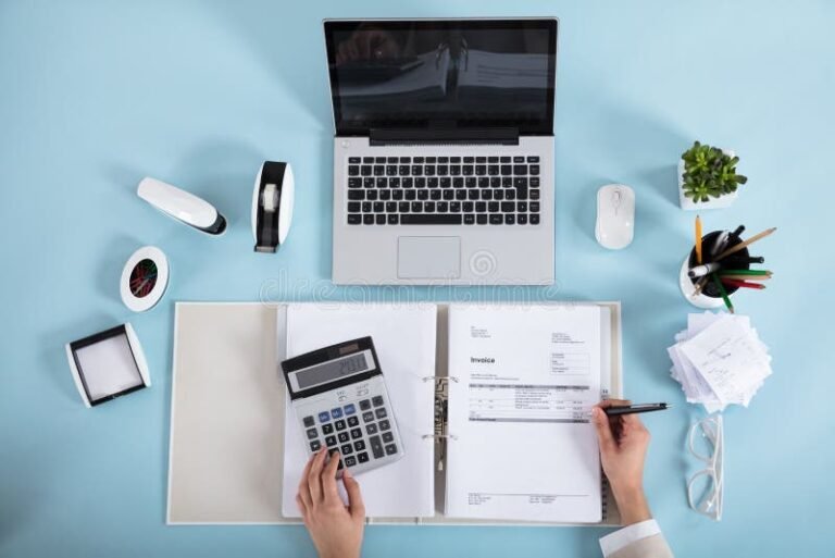 Cómo calcular ingresos brutos sobre una factura correctamente 6 factura y calculadora sobre escritorio ordenado