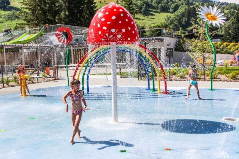 familia disfrutando parque acuatico al aire libre