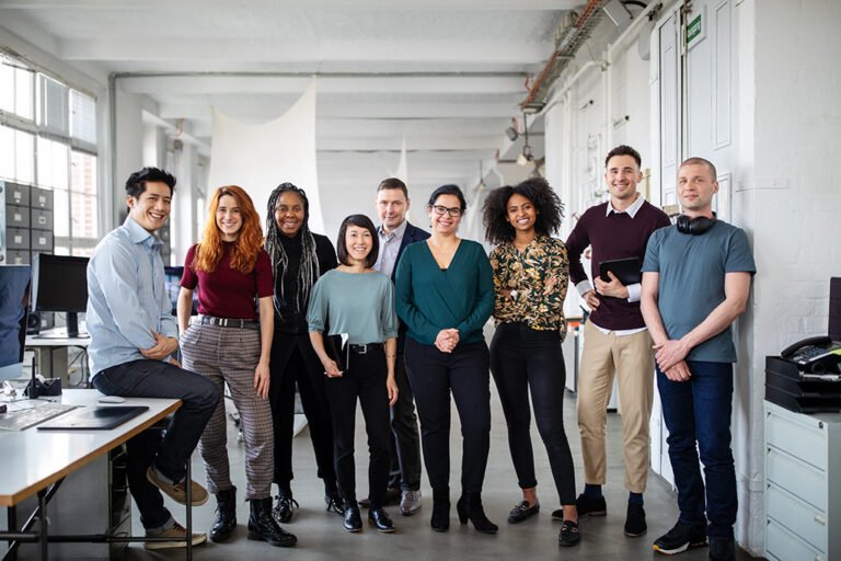 jovenes buscando empleo en oficina moderna