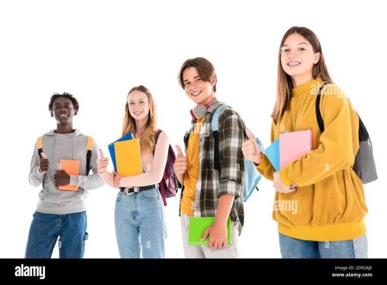 jovenes sonrientes con mochilas y libros