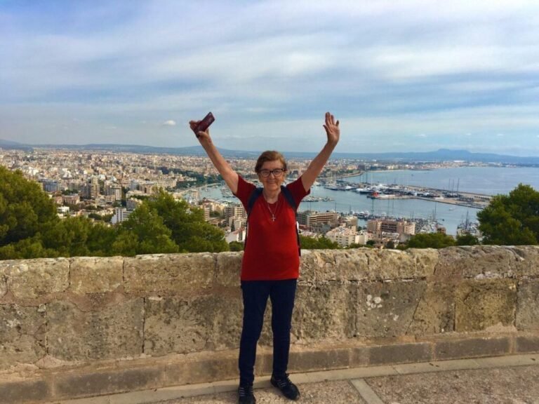 jubilado feliz con paisaje argentino emblematico