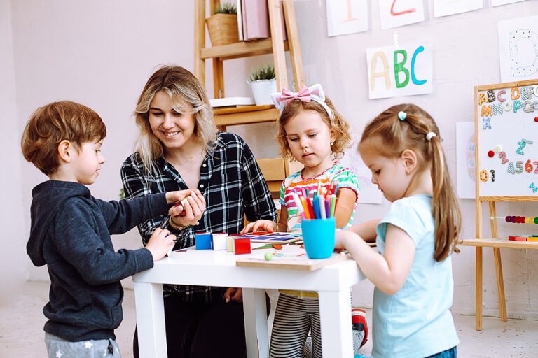 Qué hace una maestra jardinera en nivel inicial y cómo es su trabajo 2 maestra jardinera ensenando en aula infantil