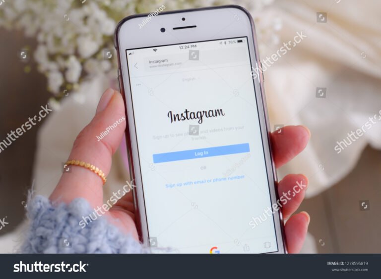 mano sosteniendo celular con instagram abierto