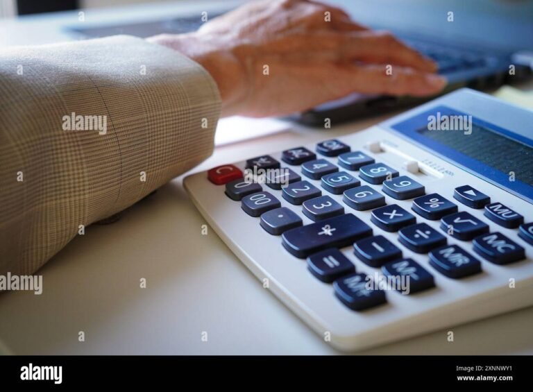 manos de ama de casa con calculadora