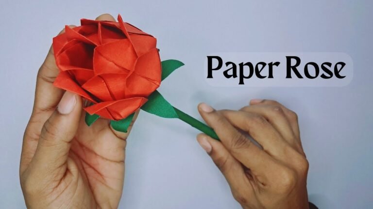 manos doblando papel para hacer rosas