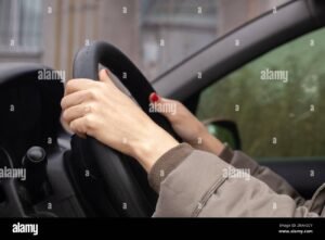 manos en volante de coche automatico