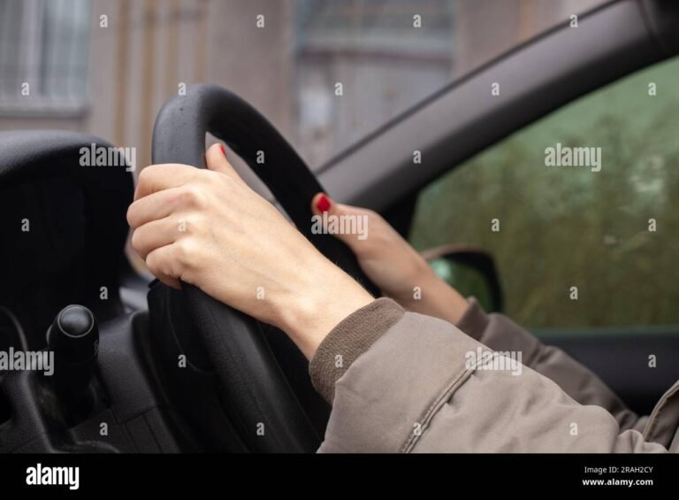 manos en volante de coche automatico