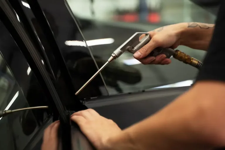 manos retirando oblea de parabrisas intacto