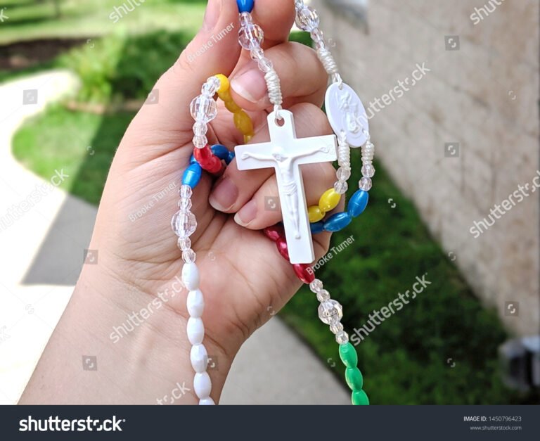 Cómo Se Reza El Santo Rosario Completo Paso A Paso 3 manos rezando con rosario brillante