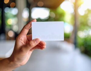 manos sosteniendo dni con fondo neutro