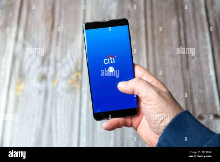 manos usando celular con app bancaria abierta