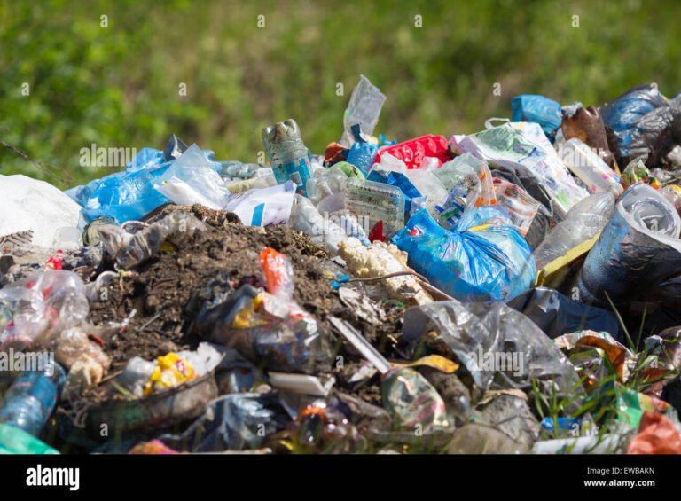 monton de basura al aire libre ambiental