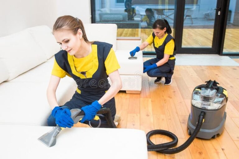 mujer limpiando hogar con uniforme profesional