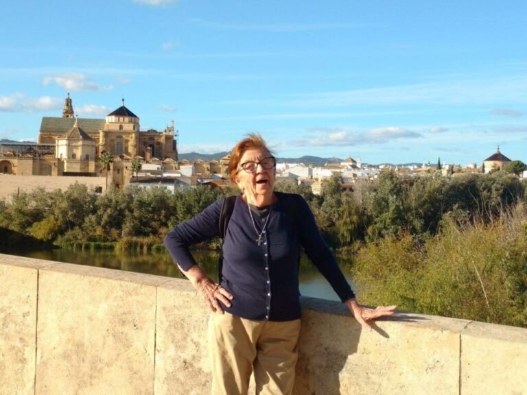 mujer mayor feliz con documento argentino