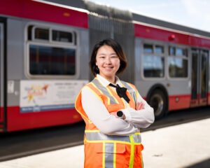 mujer trabajando con uniforme limpieza transporte publico