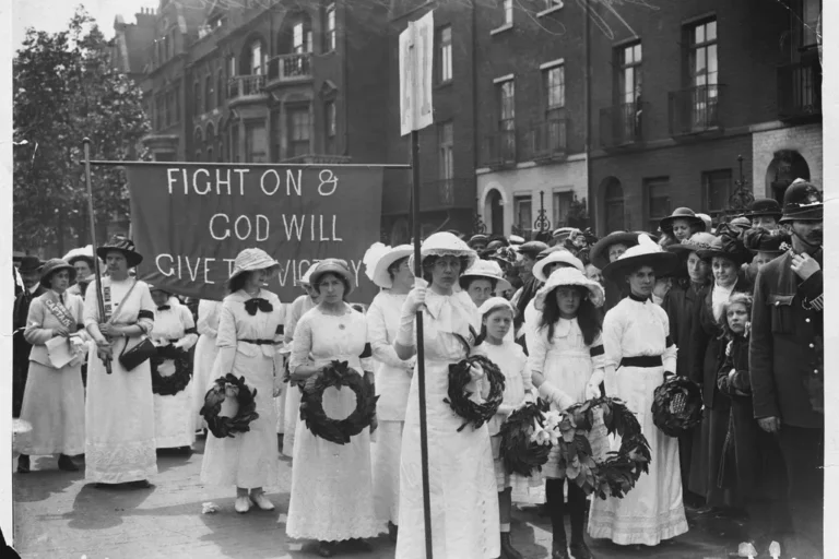 mujeres mayores marchando con panuelos blancos