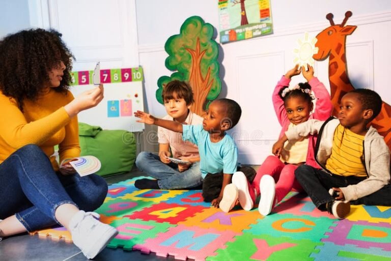 nina jugando en aula de jardin infantil